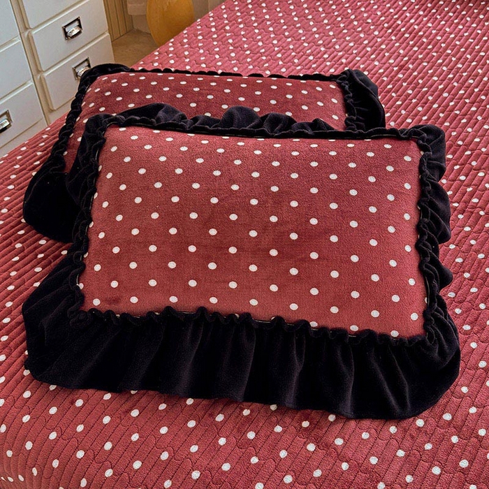 91家纺网 家纺一手货源 找家纺 韩约家纺 2025新款法式大花边印花牛奶绒床盖款四件套 红萌萌（床盖款）