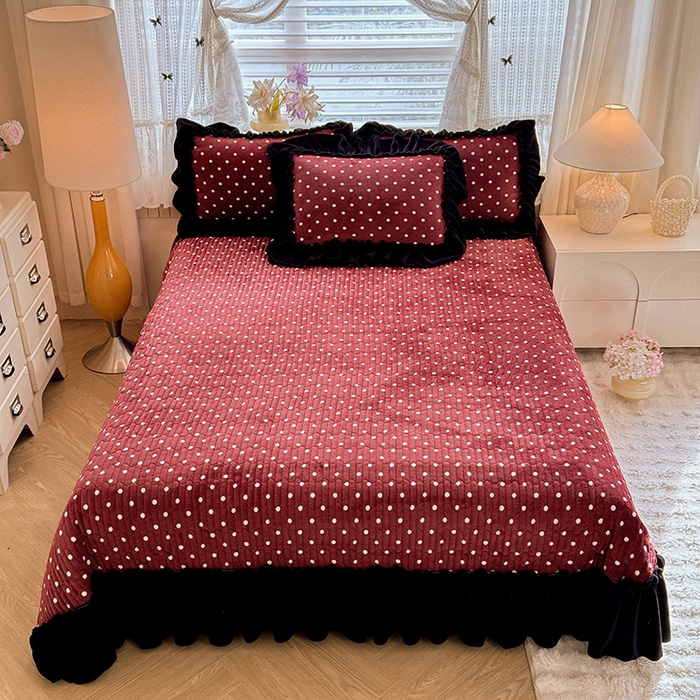 91家纺网 家纺一手货源 找家纺 韩约家纺 2025新款法式大花边印花牛奶绒床盖款四件套 红萌萌（床盖款）