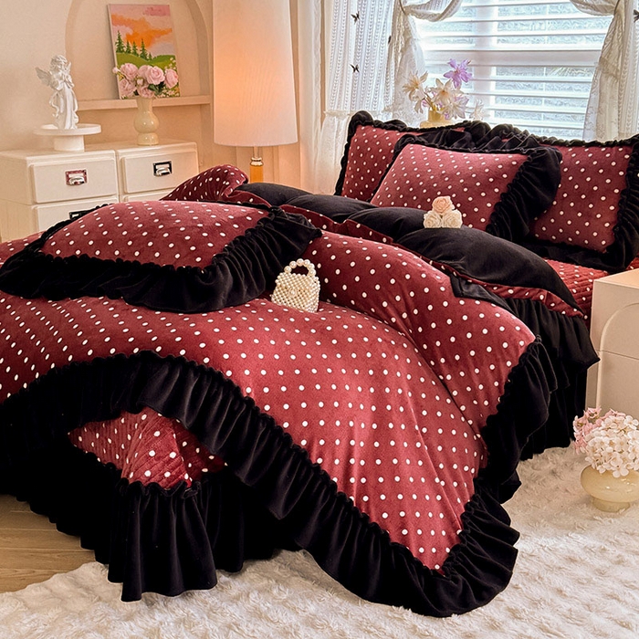 91家纺网 家纺一手货源 找家纺 韩约家纺 2025新款法式大花边印花牛奶绒床盖款四件套 红萌萌（床盖款）