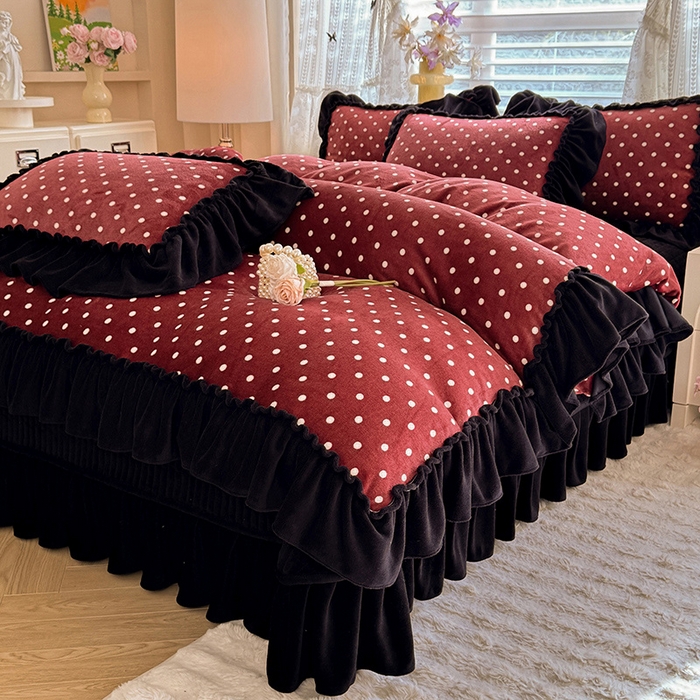 91家纺网 家纺一手货源 找家纺 韩约家纺 2025新款法式大花边印花牛奶绒床盖款四件套 红波点（床盖款）