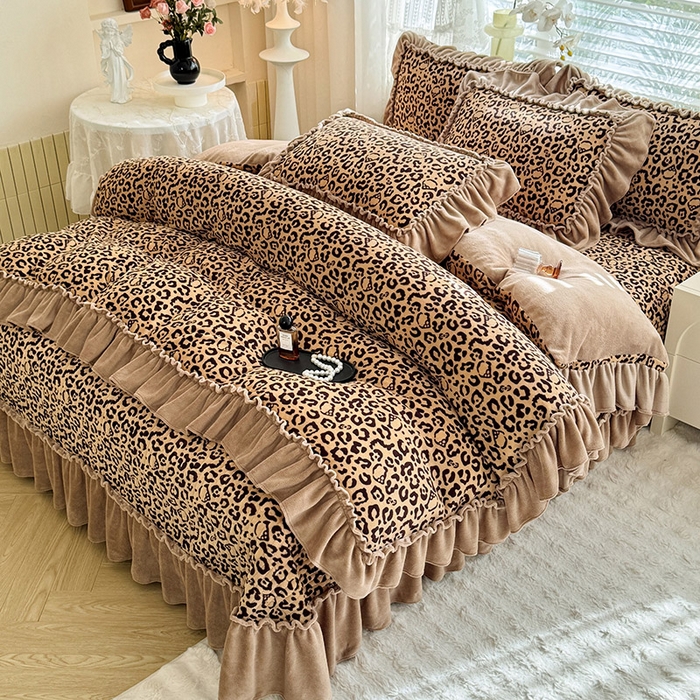 91家纺网 家纺一手货源 找家纺 韩约家纺 2025新款法式大花边印花牛奶绒床盖款四件套 豹纹（床盖款）