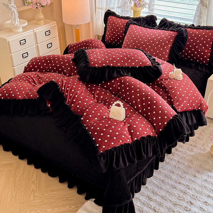 91家纺网 家纺一手货源 找家纺 韩约家纺 2025新款法式大花边印花牛奶绒床盖款四件套 红波点（床盖款）