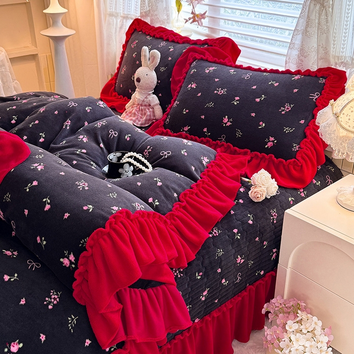 91家纺网 家纺一手货源 找家纺 韩约家纺 2025新款法式大花边印花牛奶绒床盖款四件套 艾美（床盖款）