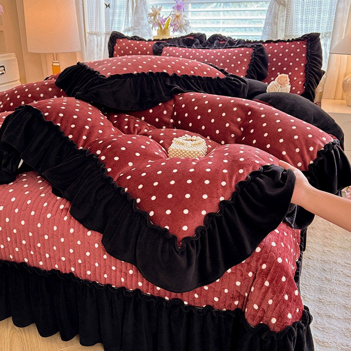 91家纺网 家纺一手货源 找家纺 韩约家纺 2025新款法式大花边印花牛奶绒床盖款四件套 红萌萌（床盖款）