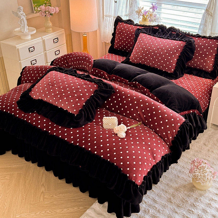 91家纺网 家纺一手货源 找家纺 韩约家纺 2025新款法式大花边印花牛奶绒床盖款四件套 红萌萌（床盖款）