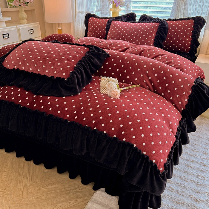 91家纺网 家纺一手货源 找家纺 韩约家纺 2025新款法式大花边印花牛奶绒床盖款四件套 红波点（床盖款）