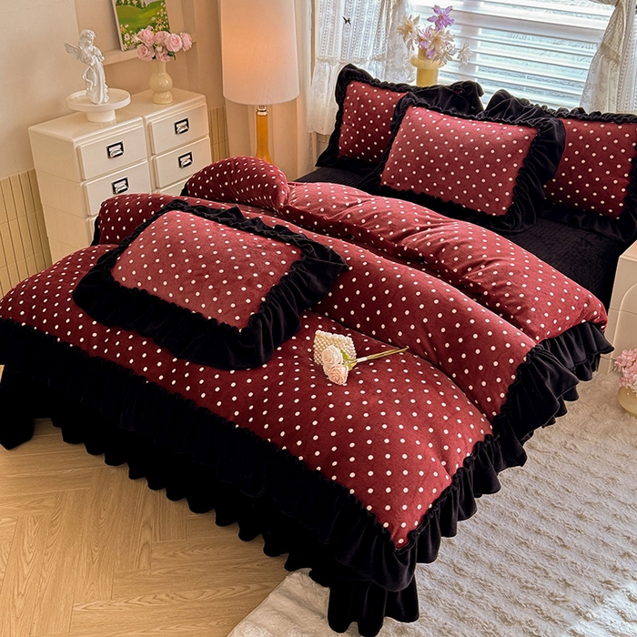 91家纺网 家纺一手货源 找家纺 韩约家纺 2025新款法式大花边印花牛奶绒床盖款四件套 红波点（床盖款）