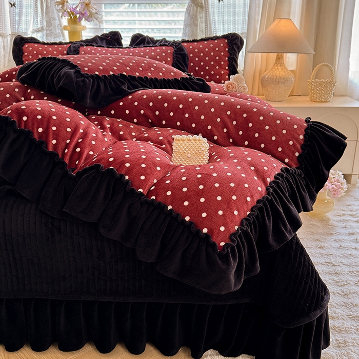 91家纺网 家纺一手货源 找家纺 韩约家纺 2025新款法式大花边印花牛奶绒床盖款四件套 红波点（床盖款）