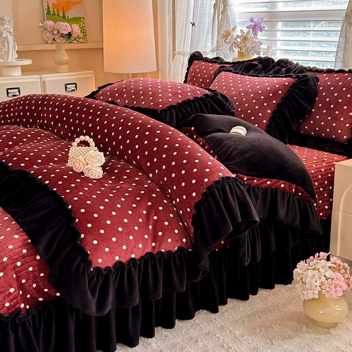 91家纺网 家纺一手货源 找家纺 韩约家纺 2025新款法式大花边印花牛奶绒床盖款四件套 红萌萌（床盖款）