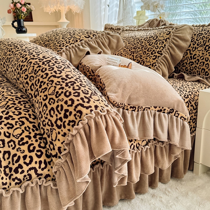 91家纺网 家纺一手货源 找家纺 韩约家纺 2025新款法式大花边印花牛奶绒床盖款四件套 豹纹（床盖款）