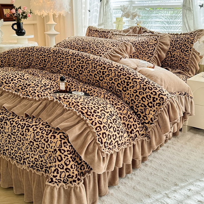 91家纺网 家纺一手货源 找家纺 韩约家纺 2025新款法式大花边印花牛奶绒床盖款四件套 豹纹（床盖款）