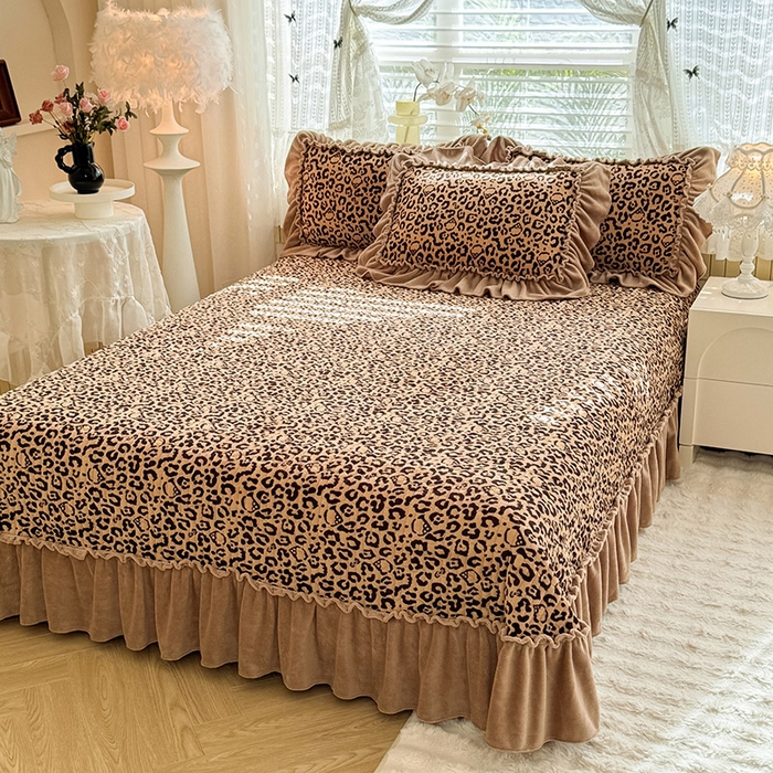 91家纺网 家纺一手货源 找家纺 韩约家纺 2025新款法式大花边印花牛奶绒床盖款四件套 豹纹（床盖款）