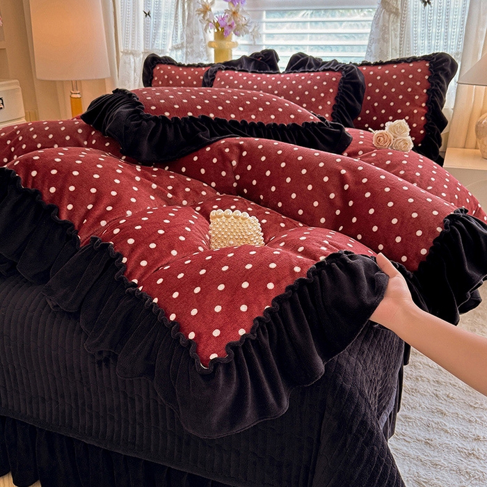 91家纺网 家纺一手货源 找家纺 韩约家纺 2025新款法式大花边印花牛奶绒床盖款四件套 红波点（床盖款）