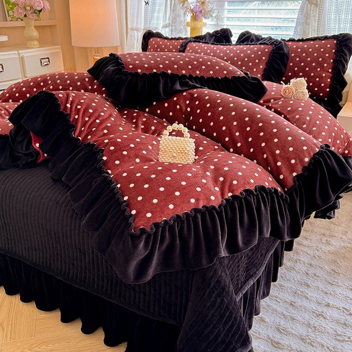 91家纺网 家纺一手货源 找家纺 韩约家纺 2025新款法式大花边印花牛奶绒床盖款四件套 红波点（床盖款）