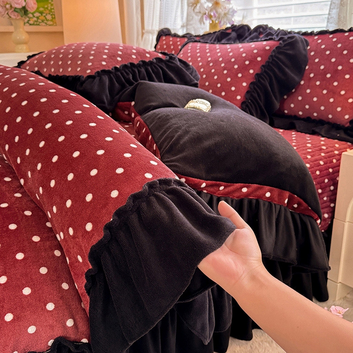 91家纺网 家纺一手货源 找家纺 韩约家纺 2025新款法式大花边印花牛奶绒床盖款四件套 红萌萌（床盖款）