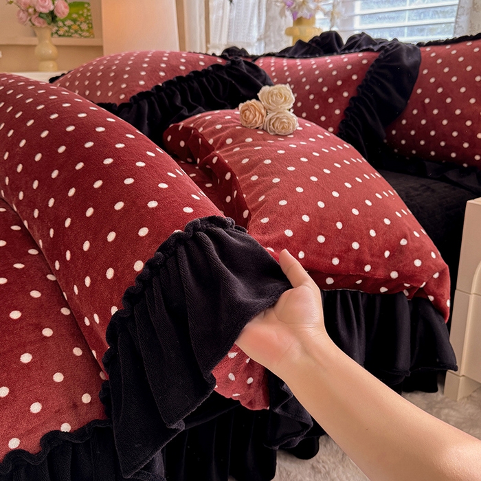 91家纺网 家纺一手货源 找家纺 韩约家纺 2025新款法式大花边印花牛奶绒床盖款四件套 红波点（床盖款）