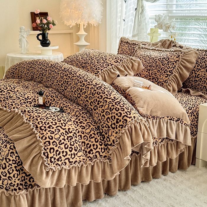 91家纺网 家纺一手货源 找家纺 韩约家纺 2025新款法式大花边印花牛奶绒床盖款四件套 豹纹（床盖款）