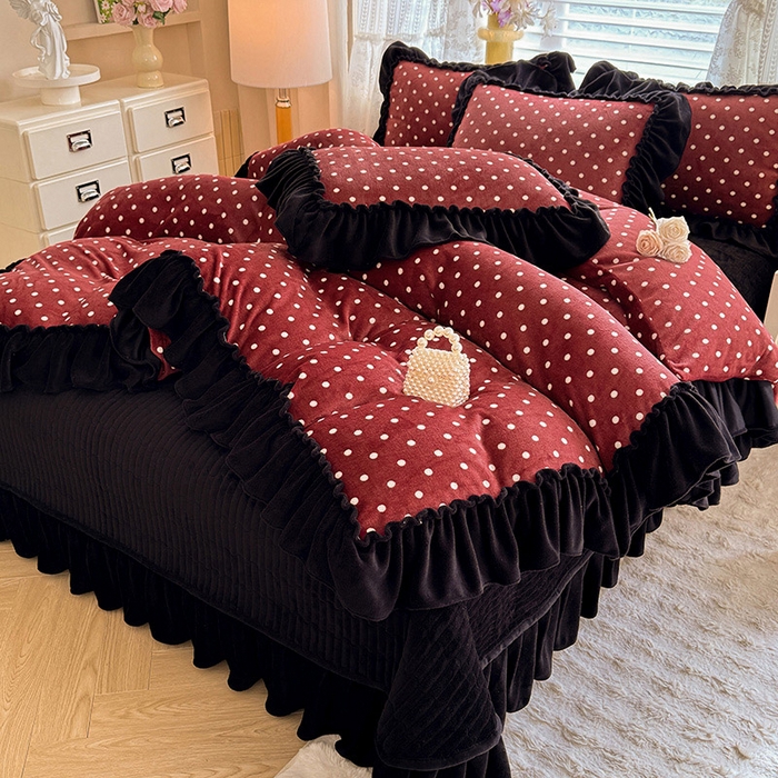 91家纺网 家纺一手货源 找家纺 韩约家纺 2025新款法式大花边印花牛奶绒床盖款四件套 红波点（床盖款）