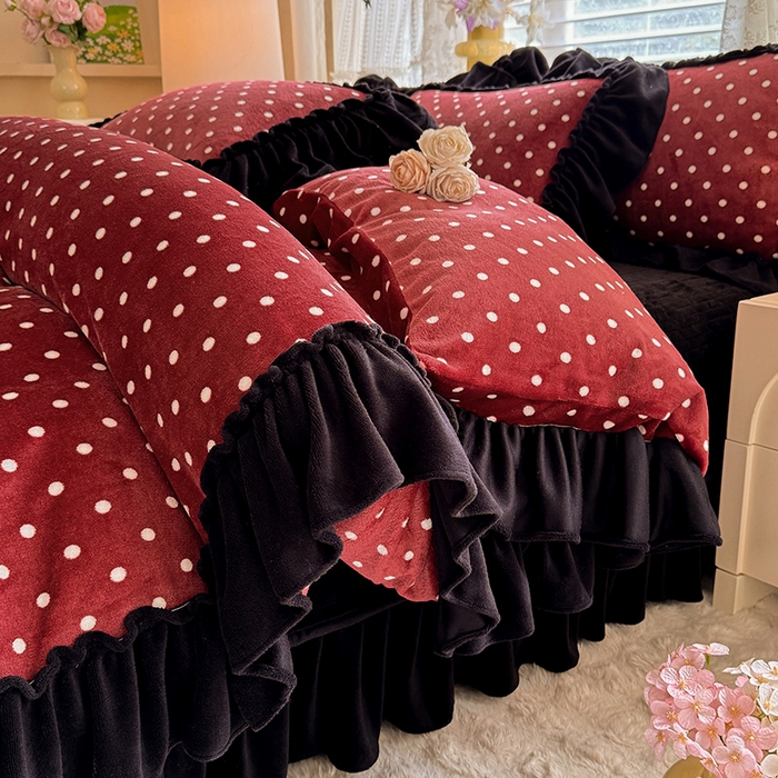 91家纺网 家纺一手货源 找家纺 韩约家纺 2025新款法式大花边印花牛奶绒床盖款四件套 红波点（床盖款）