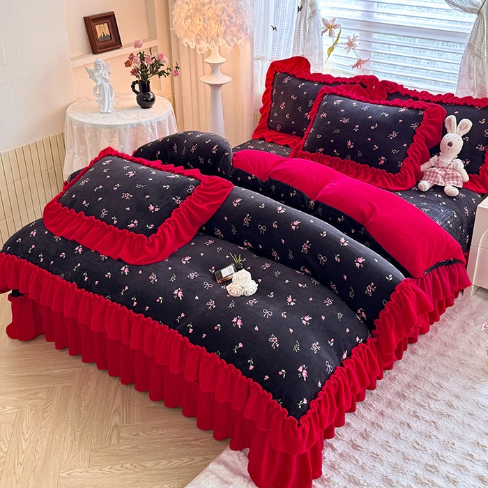 91家纺网 家纺一手货源 找家纺 韩约家纺 2025新款法式大花边印花牛奶绒床盖款四件套 艾美（床盖款）