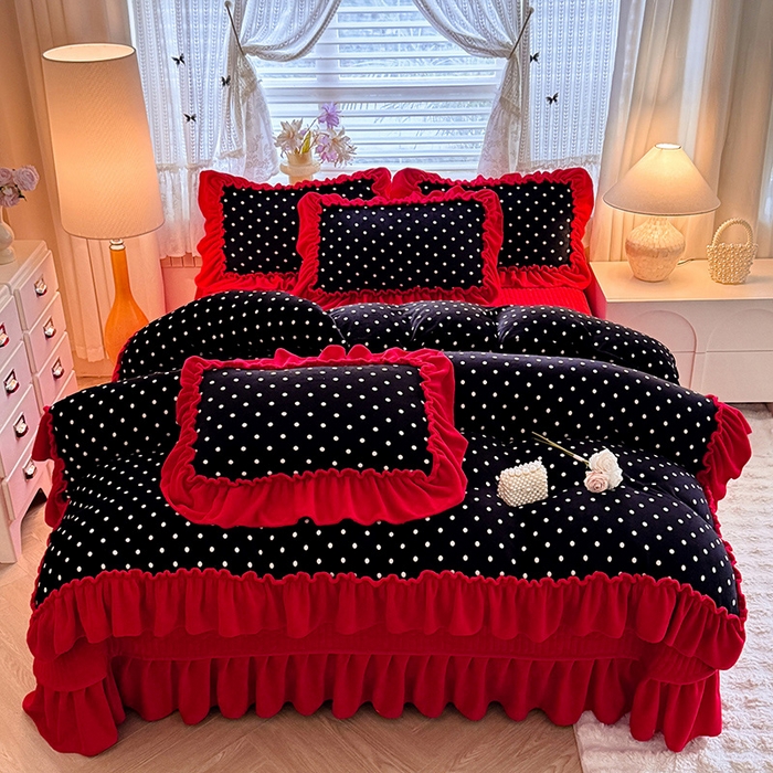 91家纺网 家纺一手货源 找家纺 韩约家纺 2025新款法式大花边印花牛奶绒床盖款四件套 黑波点（床盖款）