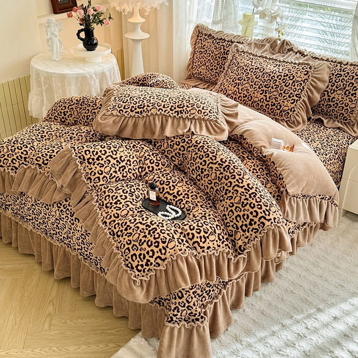 91家纺网 家纺一手货源 找家纺 韩约家纺 2025新款法式大花边印花牛奶绒床盖款四件套 豹纹（床盖款）