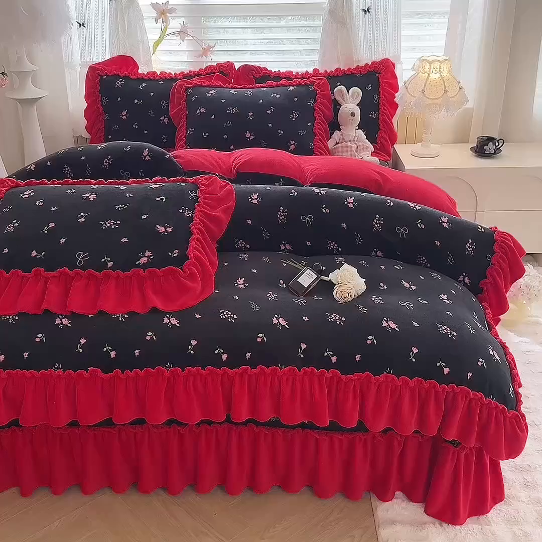 91家纺网 家纺一手货源 找家纺 韩约家纺 2025新款法式大花边印花牛奶绒床盖款四件套 艾美（床盖款）