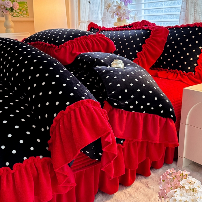 91家纺网 家纺一手货源 找家纺 韩约家纺 2025新款法式大花边印花牛奶绒床盖款四件套 黑波点（床盖款）