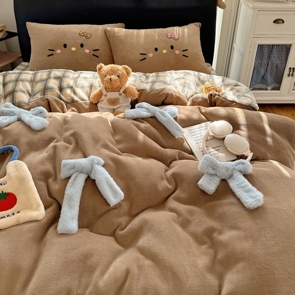 91家纺网 家纺一手货源 找家纺 顾里家纺 2025新款兔毛蝴蝶结喵酱牛奶绒四件套 蝴蝶结猫咪咖