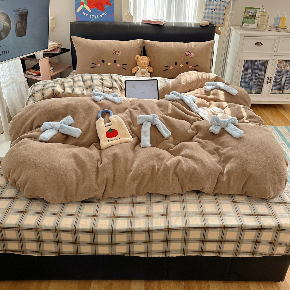 91家纺网 家纺一手货源 找家纺 顾里家纺 2025新款兔毛蝴蝶结喵酱牛奶绒四件套 蝴蝶结猫咪咖