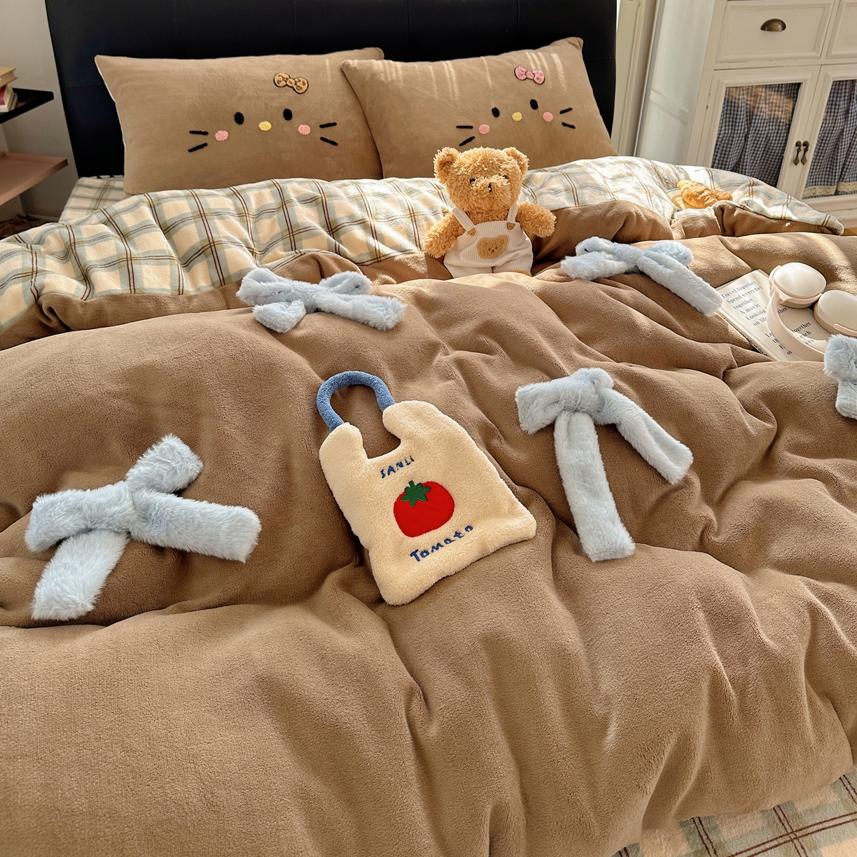 91家纺网 家纺一手货源 找家纺 顾里家纺 2025新款兔毛蝴蝶结喵酱牛奶绒四件套 蝴蝶结猫咪咖