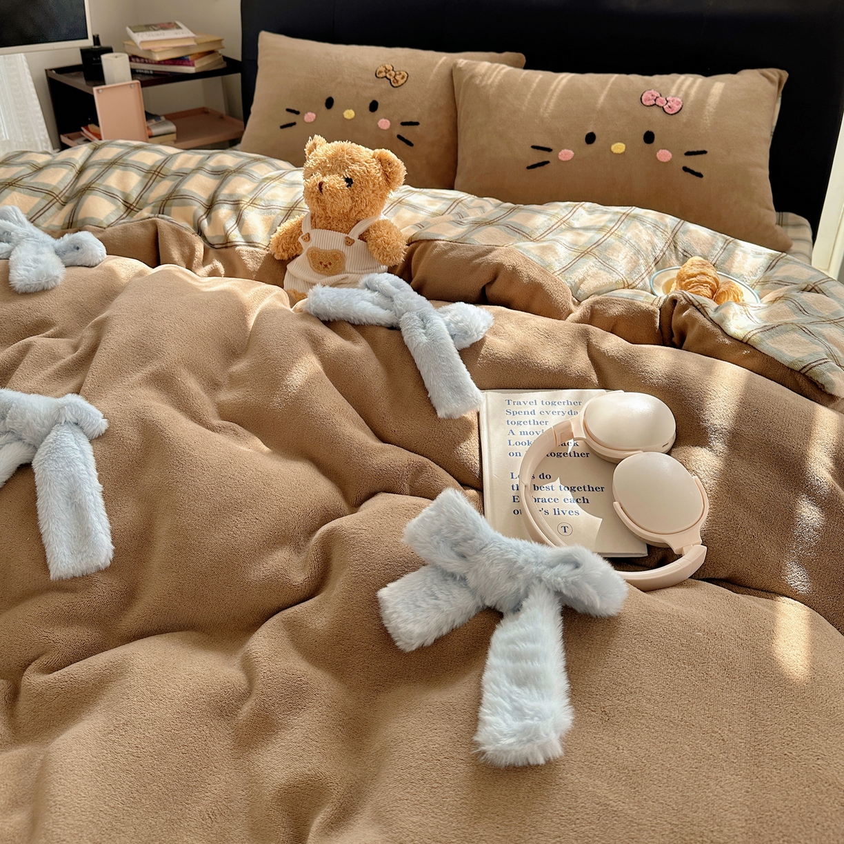 91家纺网 家纺一手货源 找家纺 顾里家纺 2025新款兔毛蝴蝶结喵酱牛奶绒四件套 蝴蝶结猫咪咖