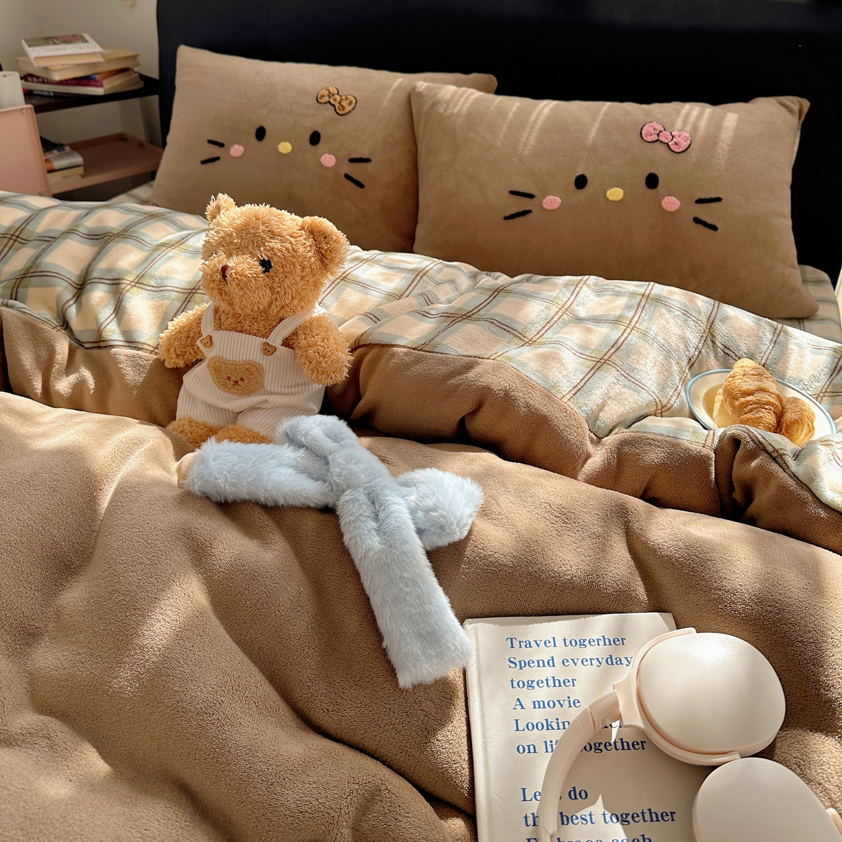 91家纺网 家纺一手货源 找家纺 顾里家纺 2025新款兔毛蝴蝶结喵酱牛奶绒四件套 蝴蝶结猫咪咖