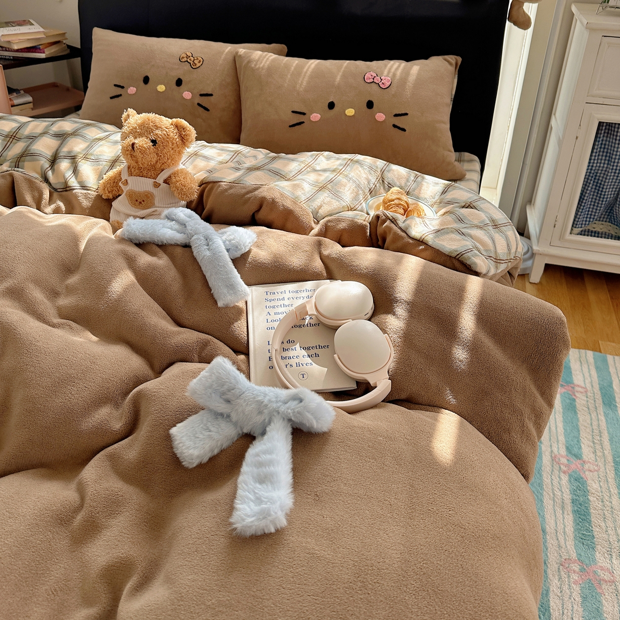 91家纺网 家纺一手货源 找家纺 顾里家纺 2025新款兔毛蝴蝶结喵酱牛奶绒四件套 蝴蝶结猫咪咖