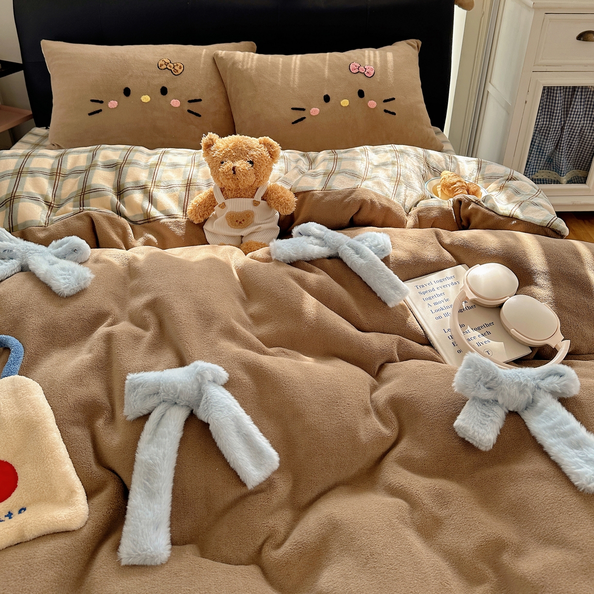 91家纺网 家纺一手货源 找家纺 顾里家纺 2025新款兔毛蝴蝶结喵酱牛奶绒四件套 蝴蝶结猫咪咖