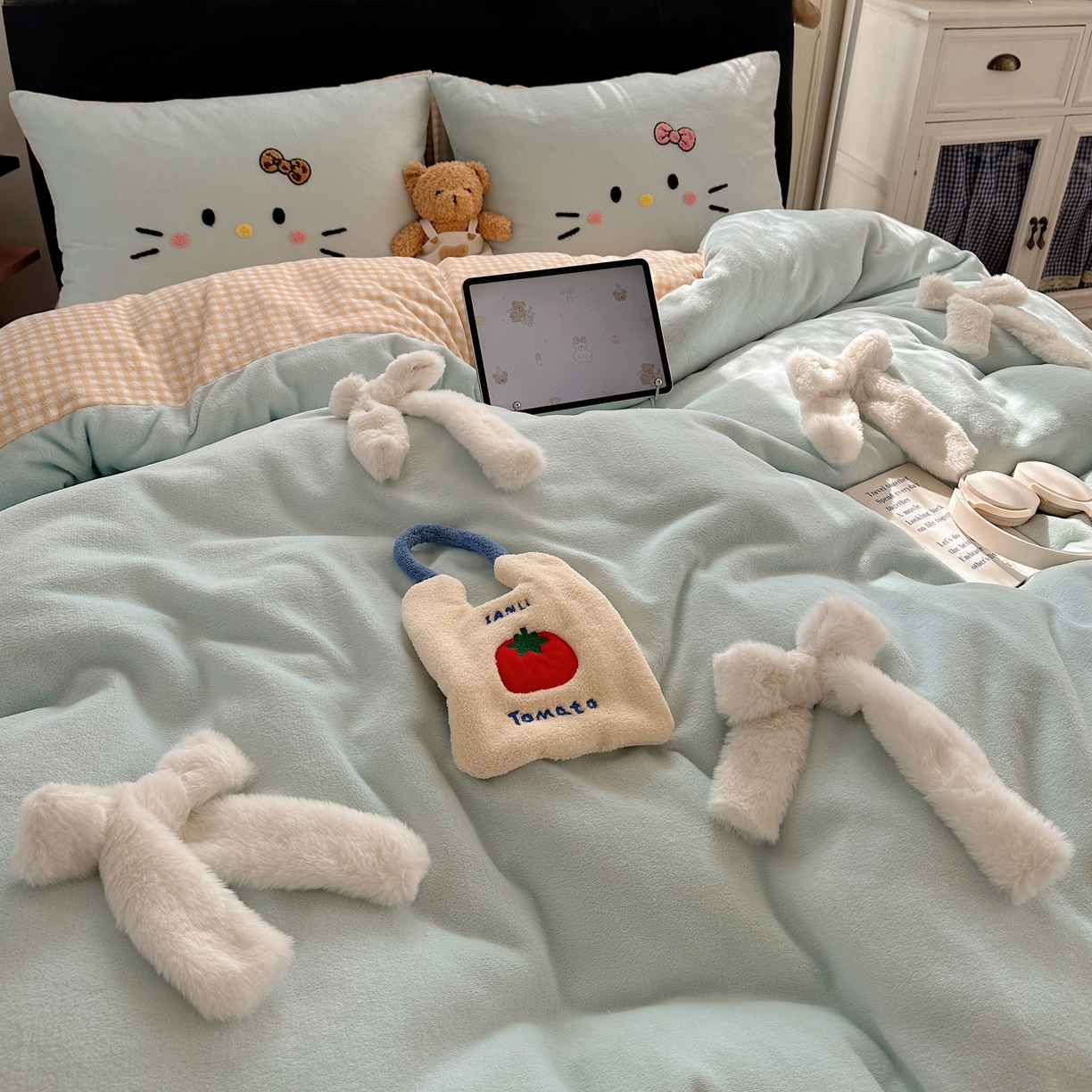 91家纺网 家纺一手货源 找家纺 顾里家纺 2025新款兔毛蝴蝶结喵酱牛奶绒四件套 蝴蝶结猫咪蓝