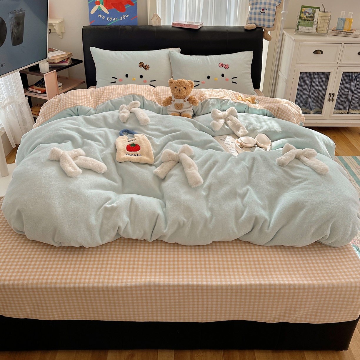 91家纺网 家纺一手货源 找家纺 顾里家纺 2025新款兔毛蝴蝶结喵酱牛奶绒四件套 蝴蝶结猫咪蓝