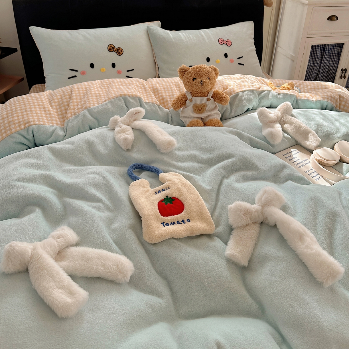 91家纺网 家纺一手货源 找家纺 顾里家纺 2025新款兔毛蝴蝶结喵酱牛奶绒四件套 蝴蝶结猫咪蓝