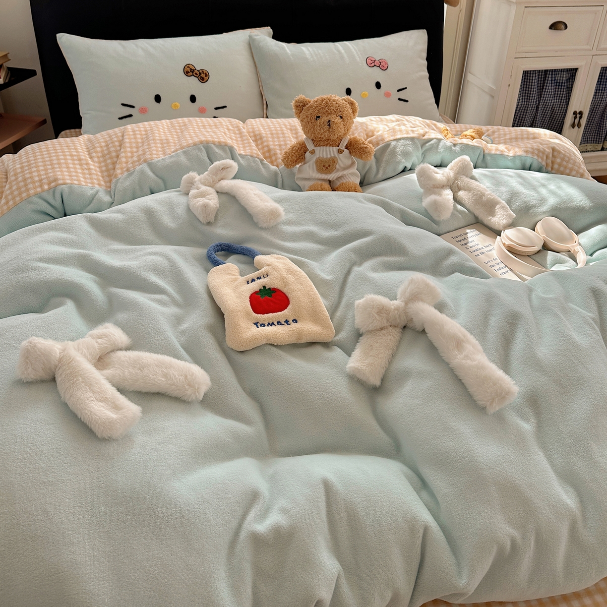 91家纺网 家纺一手货源 找家纺 顾里家纺 2025新款兔毛蝴蝶结喵酱牛奶绒四件套 蝴蝶结猫咪蓝