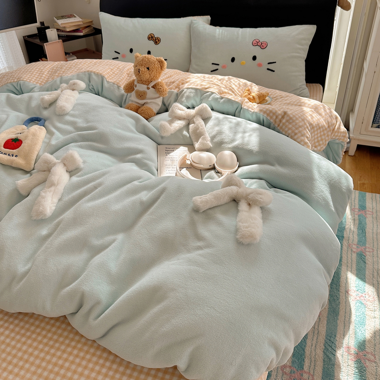 91家纺网 家纺一手货源 找家纺 顾里家纺 2025新款兔毛蝴蝶结喵酱牛奶绒四件套 蝴蝶结猫咪蓝