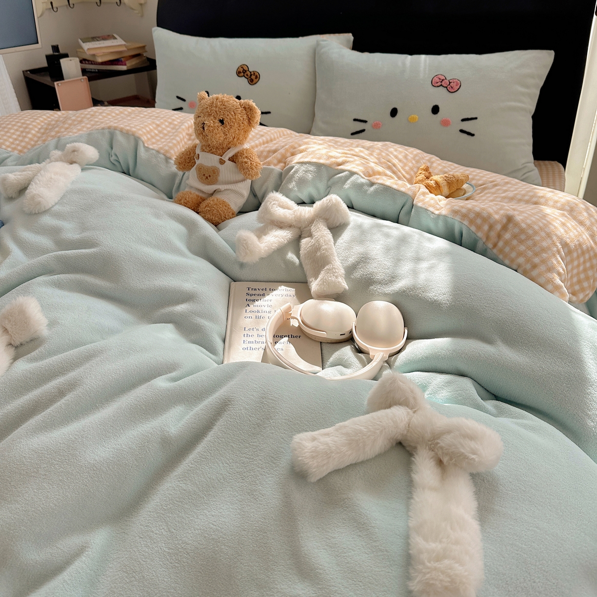 91家纺网 家纺一手货源 找家纺 顾里家纺 2025新款兔毛蝴蝶结喵酱牛奶绒四件套 蝴蝶结猫咪蓝