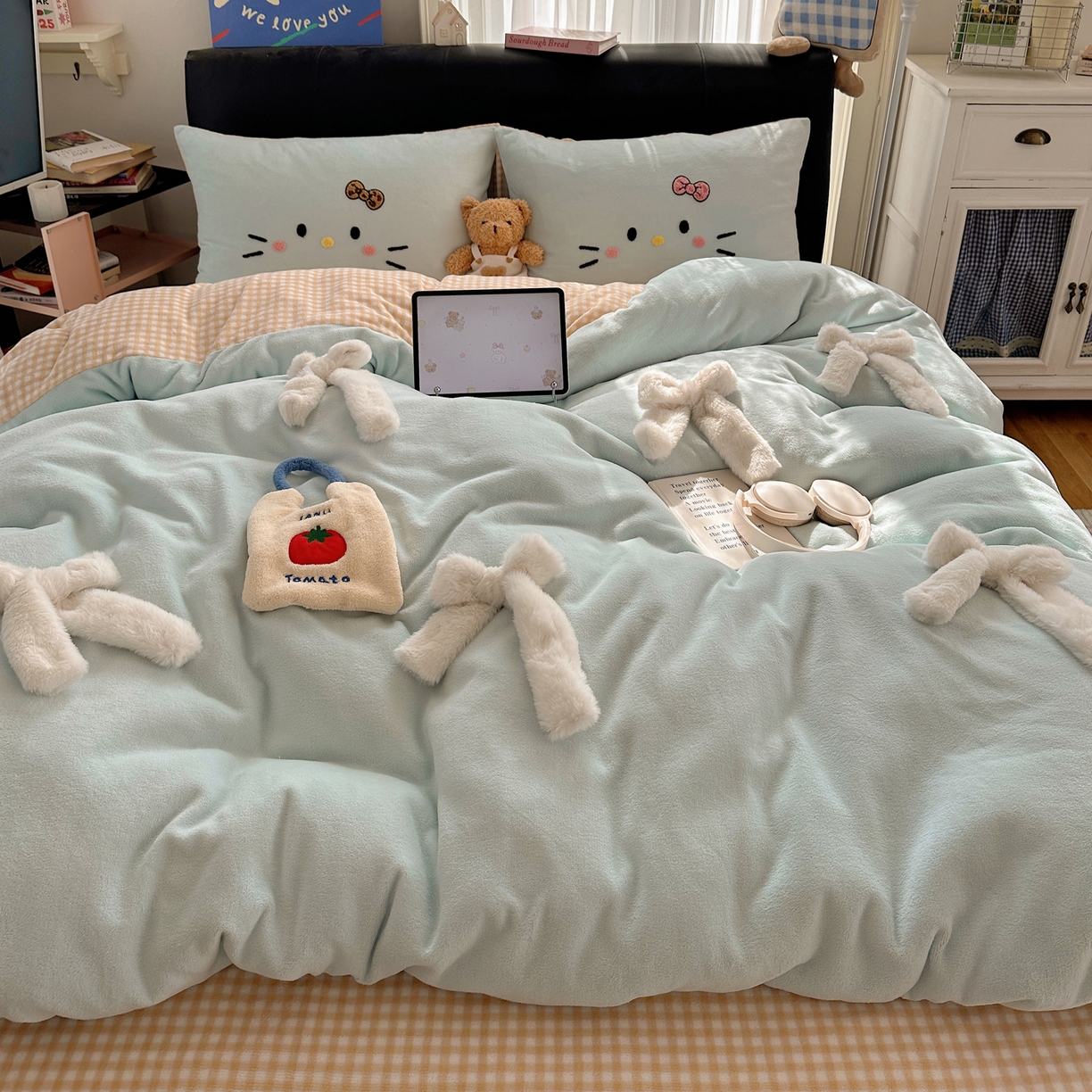 91家纺网 家纺一手货源 找家纺 顾里家纺 2025新款兔毛蝴蝶结喵酱牛奶绒四件套 蝴蝶结猫咪蓝