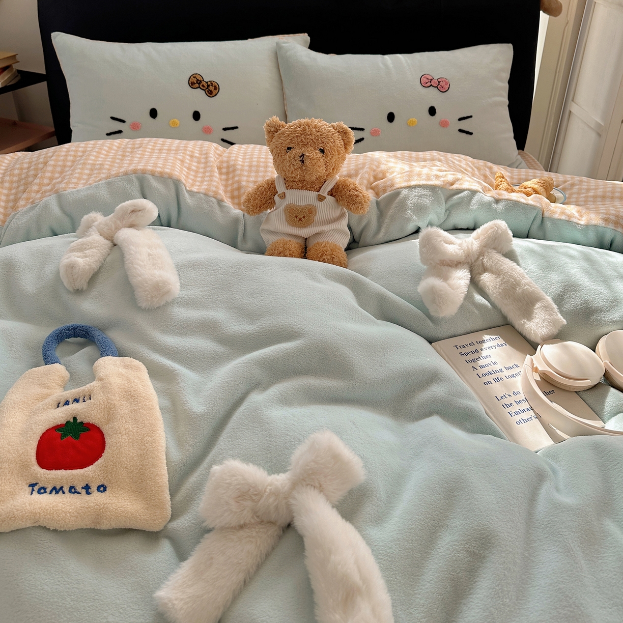 91家纺网 家纺一手货源 找家纺 顾里家纺 2025新款兔毛蝴蝶结喵酱牛奶绒四件套 蝴蝶结猫咪蓝