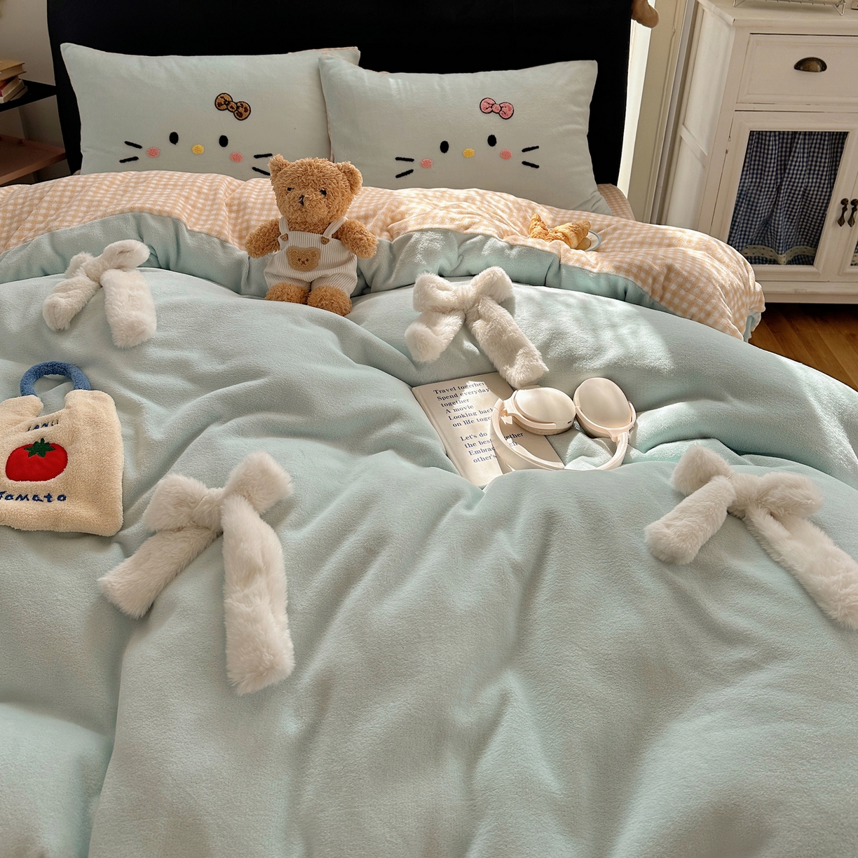 91家纺网 家纺一手货源 找家纺 顾里家纺 2025新款兔毛蝴蝶结喵酱牛奶绒四件套 蝴蝶结猫咪蓝