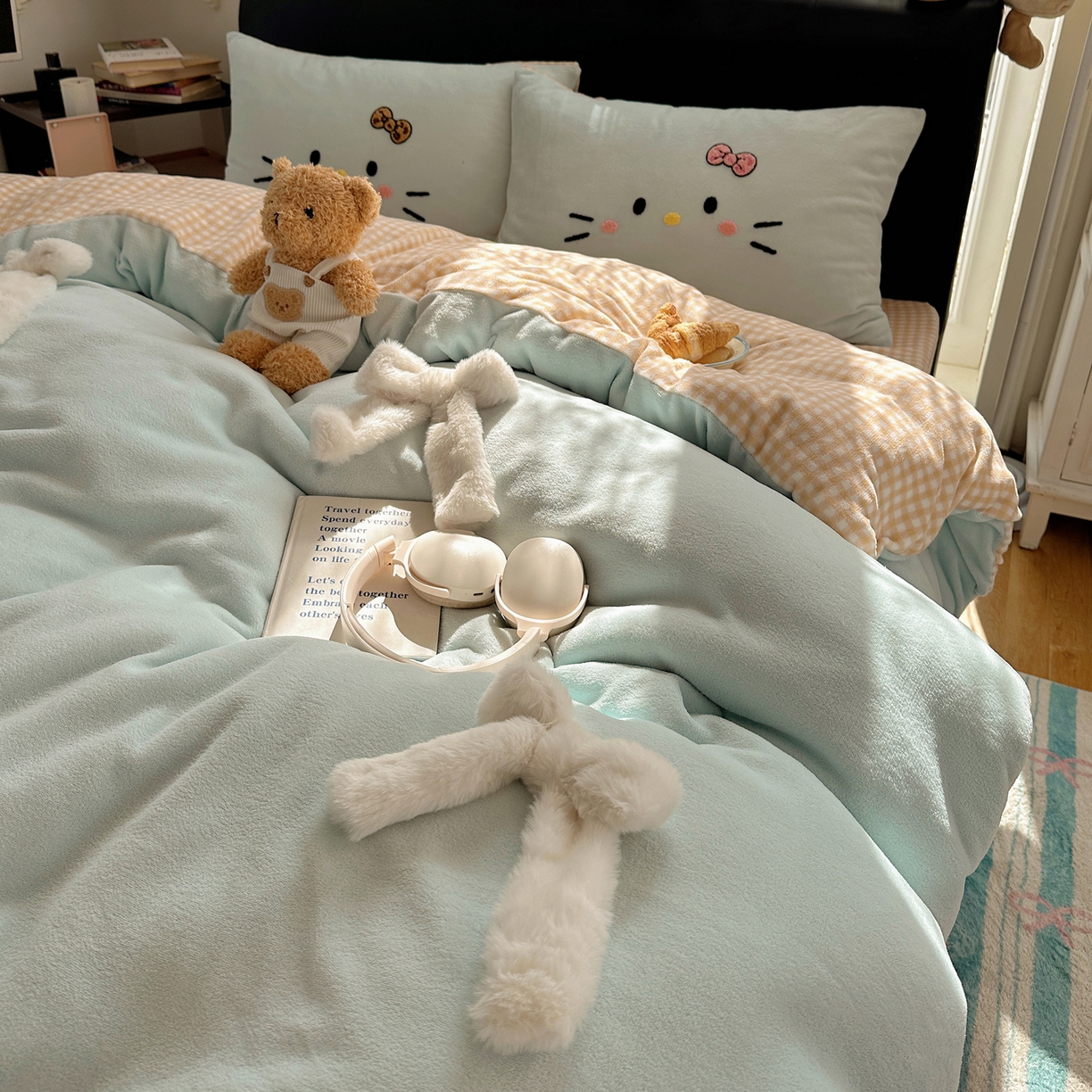 91家纺网 家纺一手货源 找家纺 顾里家纺 2025新款兔毛蝴蝶结喵酱牛奶绒四件套 蝴蝶结猫咪蓝