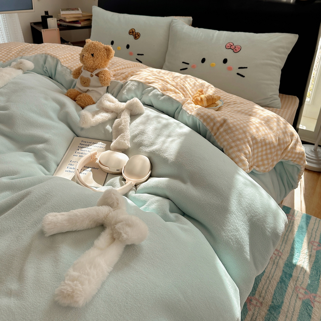 91家纺网 家纺一手货源 找家纺 顾里家纺 2025新款兔毛蝴蝶结喵酱牛奶绒四件套 蝴蝶结猫咪蓝