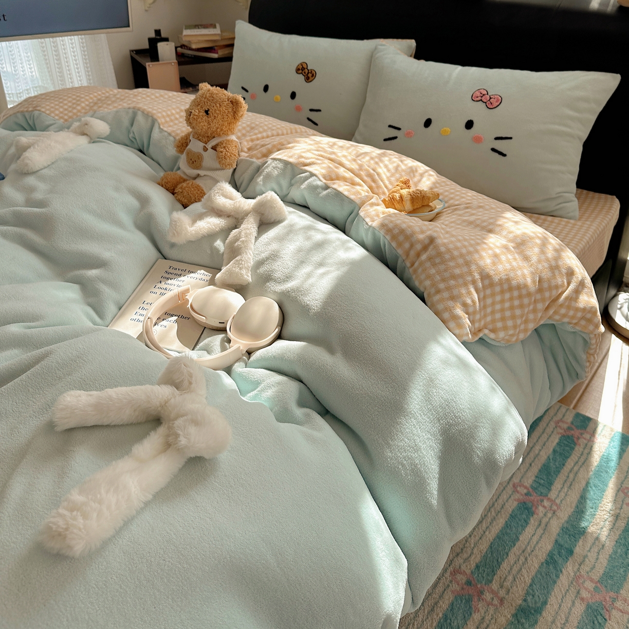 91家纺网 家纺一手货源 找家纺 顾里家纺 2025新款兔毛蝴蝶结喵酱牛奶绒四件套 蝴蝶结猫咪蓝