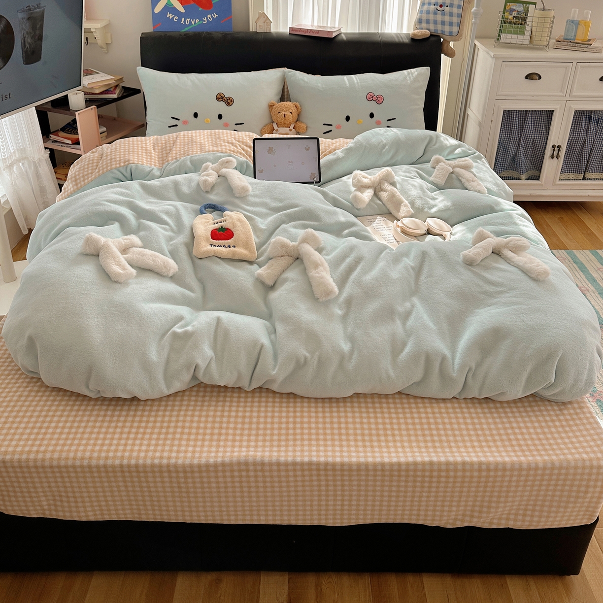 91家纺网 家纺一手货源 找家纺 顾里家纺 2025新款兔毛蝴蝶结喵酱牛奶绒四件套 蝴蝶结猫咪蓝