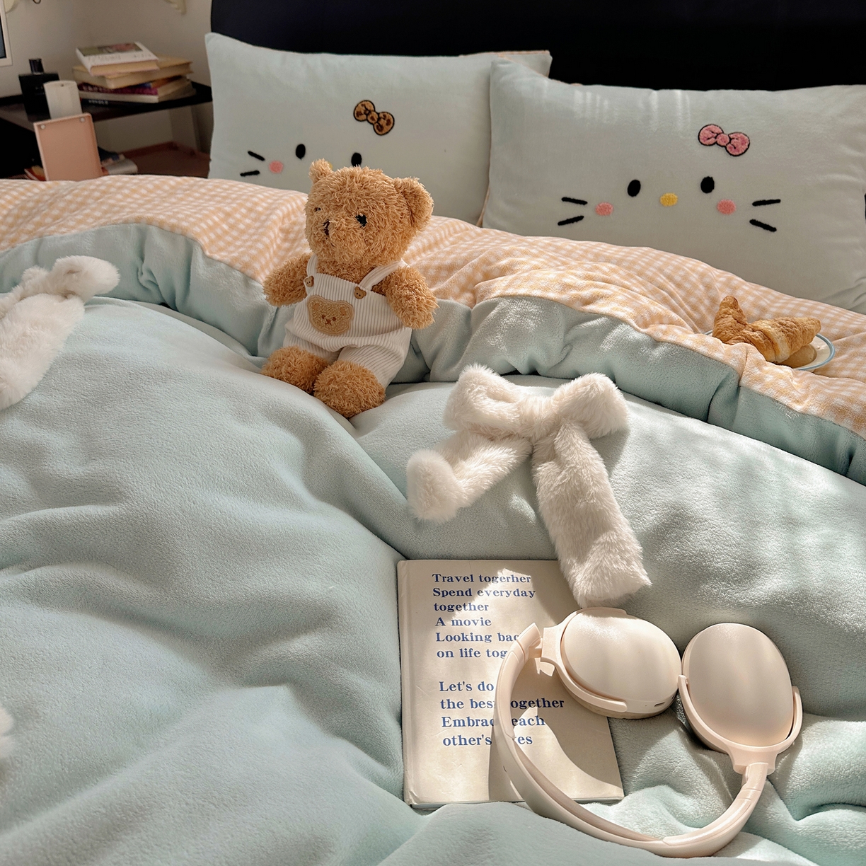 91家纺网 家纺一手货源 找家纺 顾里家纺 2025新款兔毛蝴蝶结喵酱牛奶绒四件套 蝴蝶结猫咪蓝