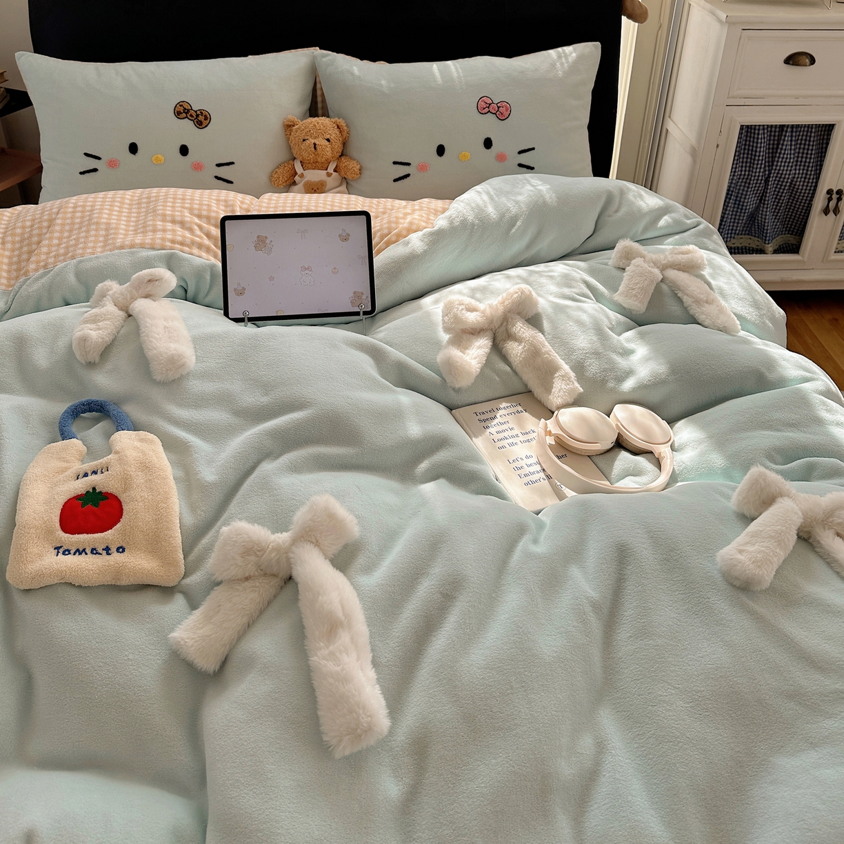 91家纺网 家纺一手货源 找家纺 顾里家纺 2025新款兔毛蝴蝶结喵酱牛奶绒四件套 蝴蝶结猫咪蓝